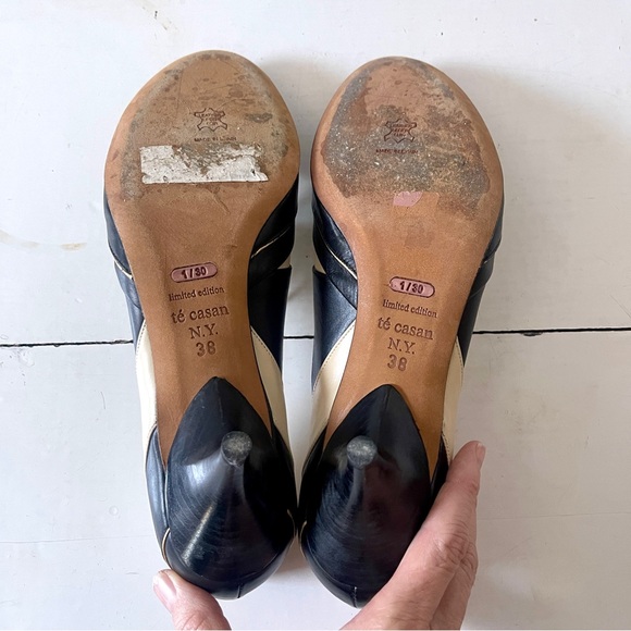 Té Casan Faye B Limited Edition Black Cream Gold Court Heel Pump EU 38 - Picture 9 of 9